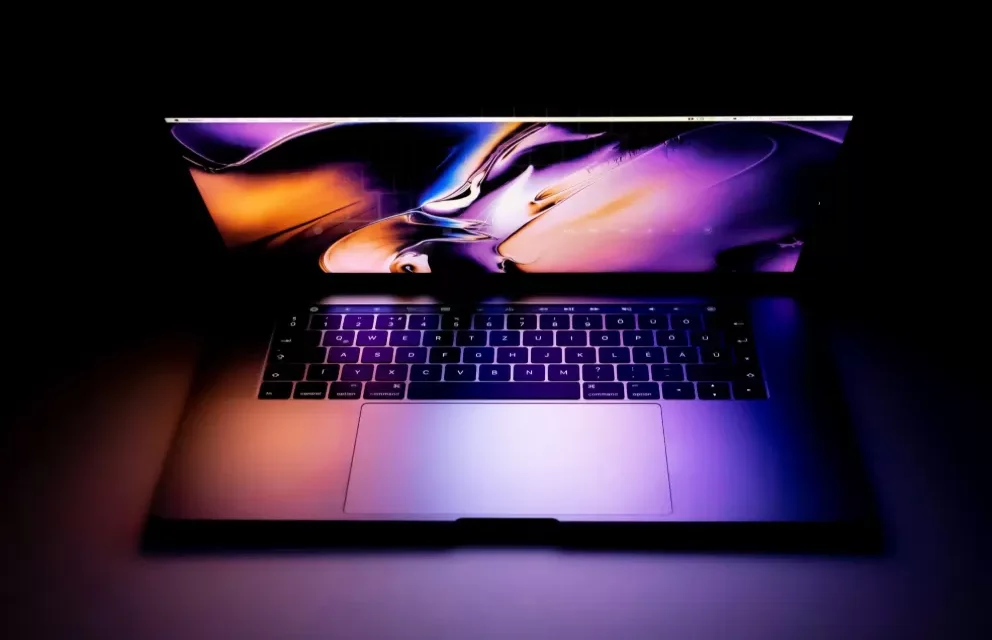MacBook Layar Sentuh Akan Punya Dynamic Island, Rilis Tahun Ini