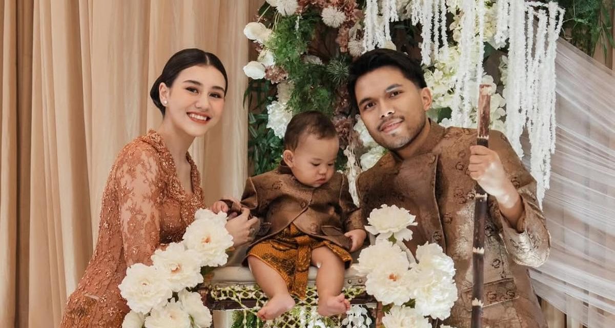 Tedak Siten Baby Arash: Momen Perayaan Langkah Pertama