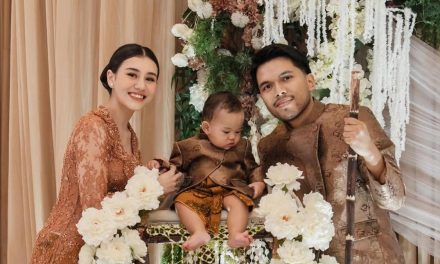 Tedak Siten Baby Arash: Momen Perayaan Langkah Pertama