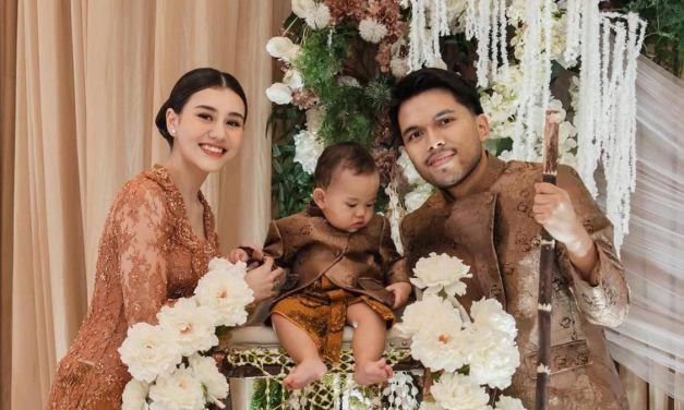 Tedak Siten Baby Arash: Momen Perayaan Langkah Pertama