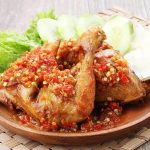 Ayam Penyet: Kuliner Pedas Yang Selalu Memikat Selera