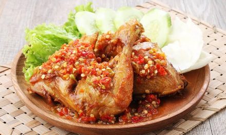 Ayam Penyet: Kuliner Pedas Yang Selalu Memikat Selera