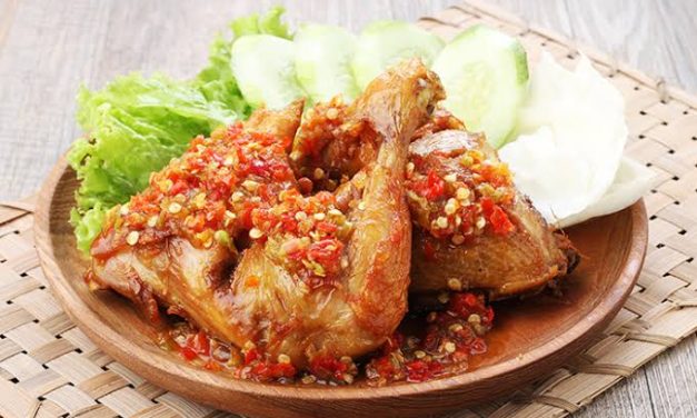 Ayam Penyet: Kuliner Pedas Yang Selalu Memikat Selera