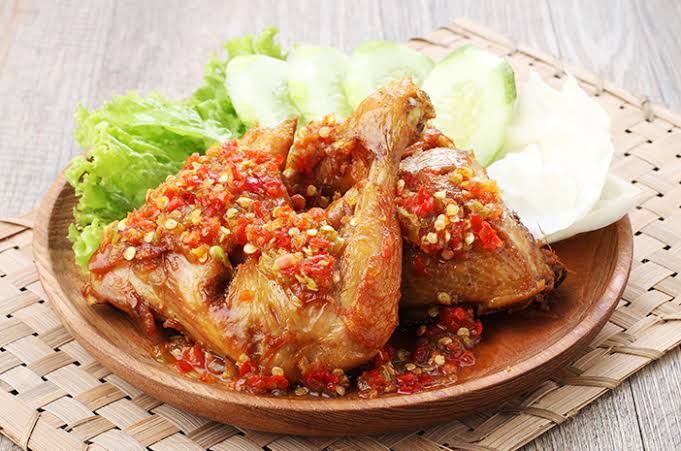Ayam Penyet: Kuliner Pedas Yang Selalu Memikat Selera