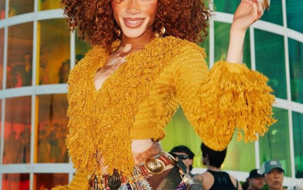 Coachella 2026: Gaya Glamor Winnie Harlow Dengan Body Art