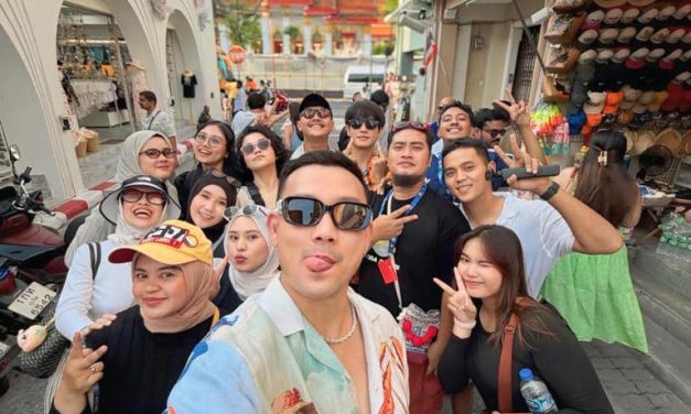 Seru Banget! Denny Sumargo Ajak Tim Jalan-Jalan Ke Thailand