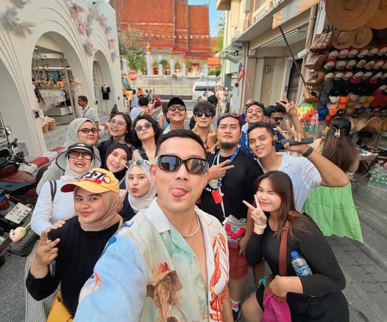 Seru Banget! Denny Sumargo Ajak Tim Jalan-Jalan Ke Thailand