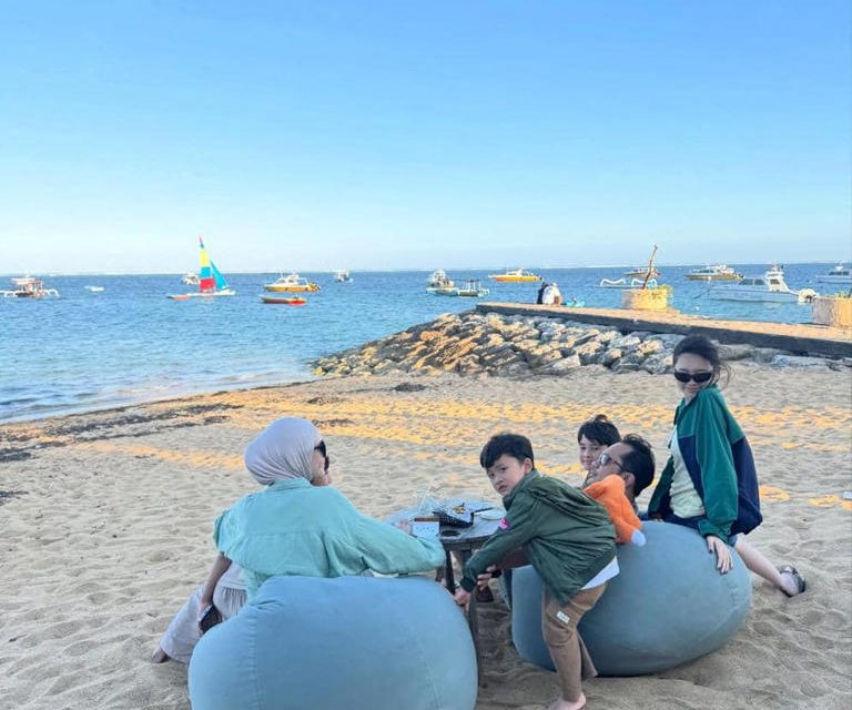 Liburan Sederhana! Zaskia Adya Mecca Family Di Pantai Sanur
