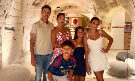 Potret Harmonis Keluarga Indah Kalalo Liburan Di Matera Italia