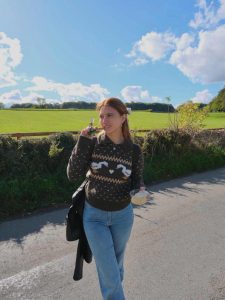 Cassandra Lee Nikmati Liburan Musim Panas Di Pedesaan Inggris