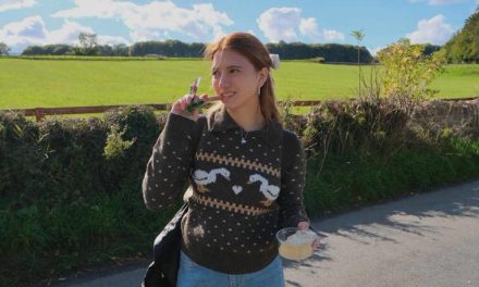 Cassandra Lee Nikmati Liburan Musim Panas Di Pedesaan Inggris